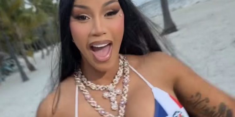 Cardi B vuelve a destacar su orgullo dominicano con un llamativo bikini tricolor