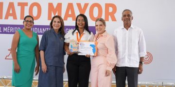 Carmen Ligia Barceló impulsa la educación en Hato Mayor con becas, mejoras escolares y nuevas propuestas