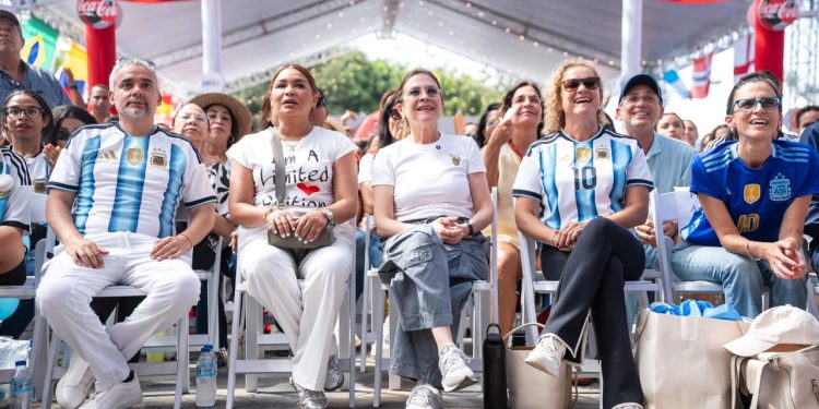 Carolina Mejía celebra junto a miles de capitaleños la final del Mundial en el Malecón Deportivo