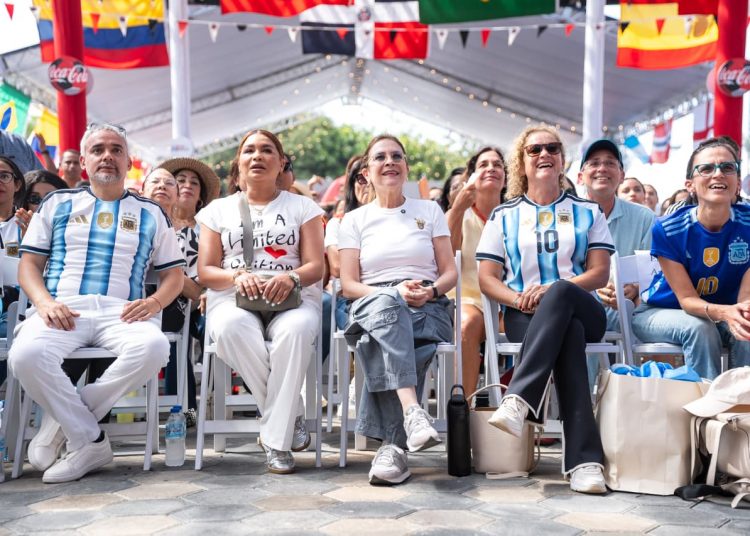 Carolina Mejía celebra junto a miles de capitaleños la final del Mundial en el Malecón Deportivo
