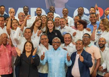 Carolina Mejía juramenta comando de alcaldes para fortalecer su proyecto presidencial