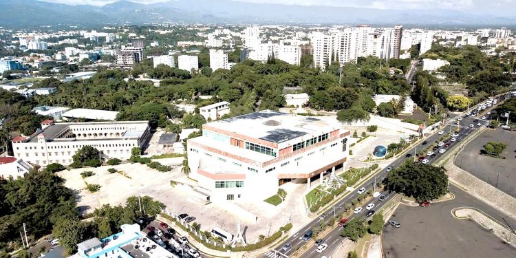 Strategius reconoce al Grupo Empresarial UTESA por impulsar la innovación y el desarrollo de Santiago