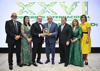 Clínica Unión Médica reconoce al doctor Plutarco Arias con su máxima distinción institucional