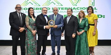 Clínica Unión Médica reconoce al doctor Plutarco Arias con su máxima distinción institucional