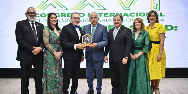 Clínica Unión Médica reconoce al doctor Plutarco Arias con su máxima distinción institucional