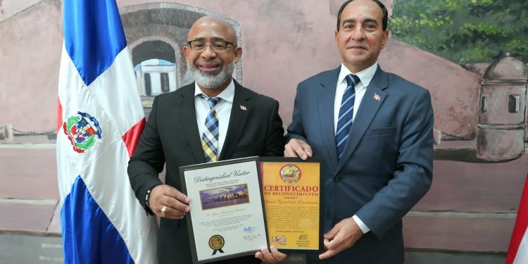 Consulado dominicano en Miami fortalece la promoción de la literatura entre la comunidad hispana
