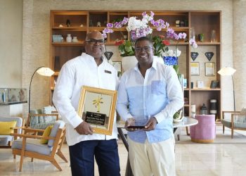 Leonardo Medrano recibe reconocimiento por su aporte al fortalecimiento del turismo dominicano