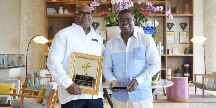 Leonardo Medrano recibe reconocimiento por su aporte al fortalecimiento del turismo dominicano