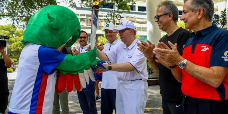 CRESO recibe la Antorcha de Santo Domingo 2026 y reafirma su respaldo al deporte dominicano