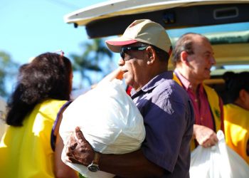 Empresario Michel Brukirer y Club de Leones entregan alimentos a familias necesitadas en Sosúa