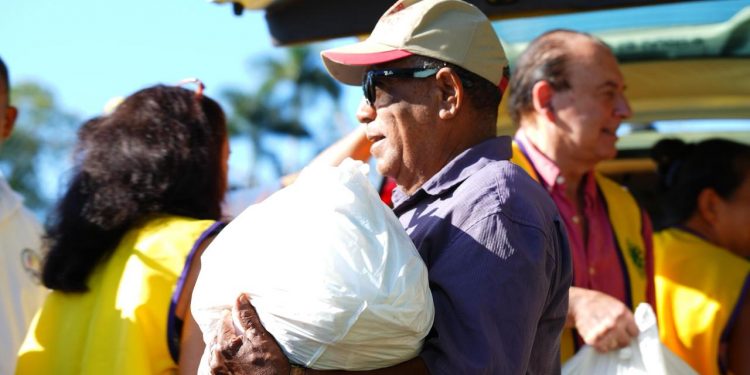 Empresario Michel Brukirer y Club de Leones entregan alimentos a familias necesitadas en Sosúa