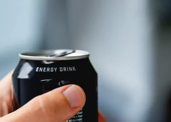 Expertos alertan sobre los riesgos de las bebidas energéticas para la salud cardiovascular
