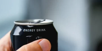 Expertos alertan sobre los riesgos de las bebidas energéticas para la salud cardiovascular