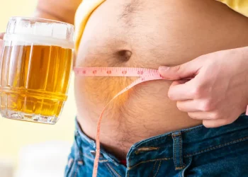 Expertos advierten que la ‘tripa cervecera’ no siempre está relacionada con el consumo de alcohol