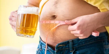 Expertos advierten que la ‘tripa cervecera’ no siempre está relacionada con el consumo de alcohol