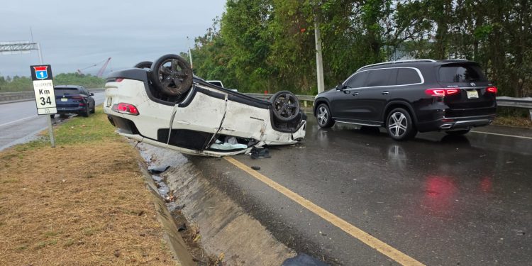 Dos heridos tras volcadura de yipeta en la Circunvalación Norte de Santiago