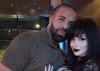 Drake realiza peculiar programa de citas y elige a una “gótica” como su “esposa”