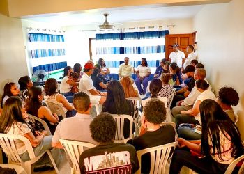 Abel Martínez promueve el voto consciente y el orden durante encuentro con comunitarios en Santiago