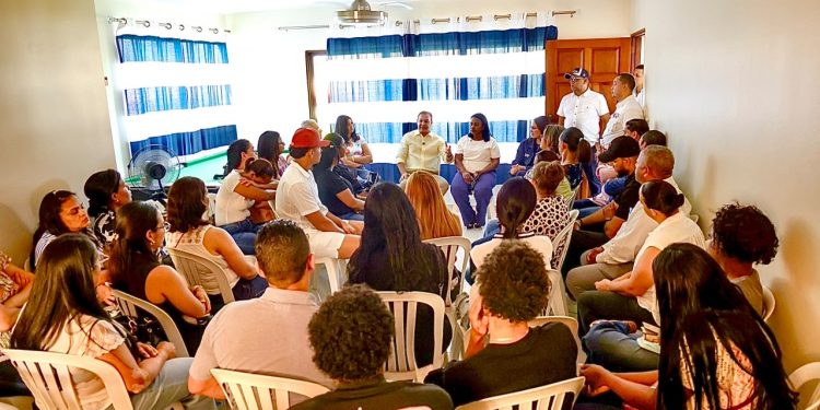 Abel Martínez promueve el voto consciente y el orden durante encuentro con comunitarios en Santiago
