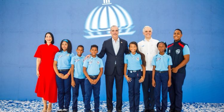 Abinader abre año escolar 2026-2027 y apuesta a la educación como motor del país hacia 2036