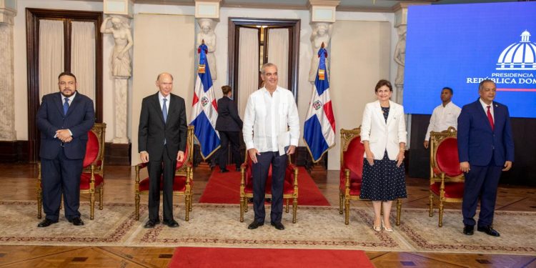 Abinader anuncia nueva sede para la Academia Dominicana de la Historia y reconoce a Frank Moya Pons