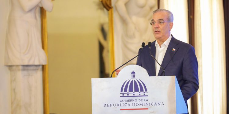 Abinader apuesta por mayor competencia en telecomunicaciones y resalta avances educativos y económicos