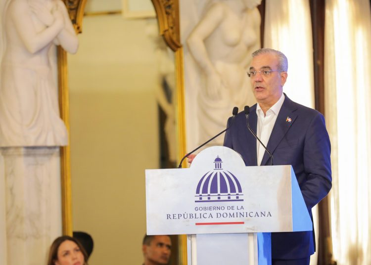 Abinader apuesta por mayor competencia en telecomunicaciones y resalta avances educativos y económicos