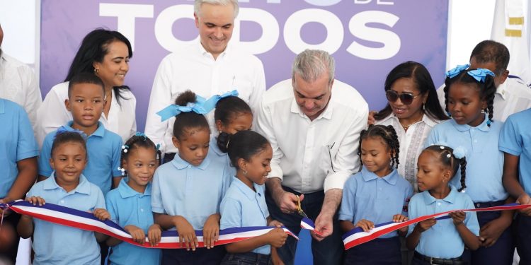 Abinader exhorta a las familias a enviar a sus hijos a las aulas desde el primer día de clases