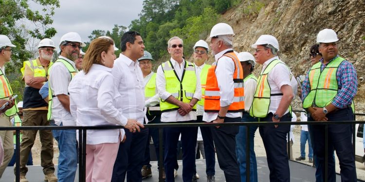 Abinader inspecciona construcción de la presa de Guaigüí y destaca su impacto para La Vega