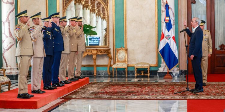 Abinader juramenta nueva cúpula militar y policial en el Palacio Nacional