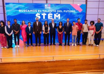 Abinader reconoce a más de 170 jóvenes destacados por su talento en ciencia y tecnología