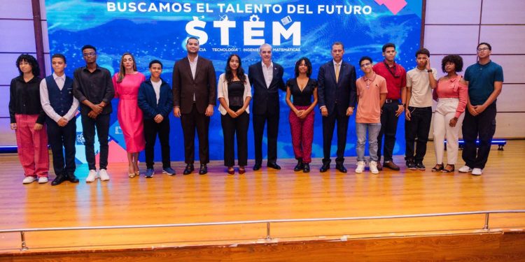 Abinader reconoce a más de 170 jóvenes destacados por su talento en ciencia y tecnología