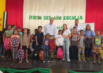 Andrés Cueto impulsa apoyo escolar para cientos de niños de Santiago