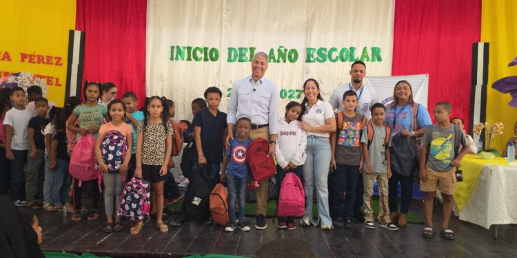 Andrés Cueto impulsa apoyo escolar para cientos de niños de Santiago