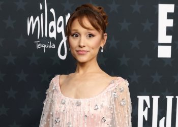 Ariana Grande anuncia una pausa en su carrera para priorizar su bienestar