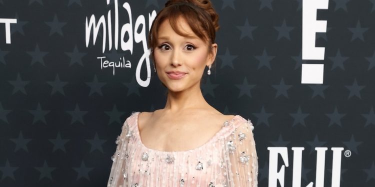 Ariana Grande anuncia una pausa en su carrera para priorizar su bienestar