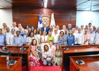 Ayuntamiento de Santiago distingue a médicos de la promoción UASD 1982 por 44 años de servicio