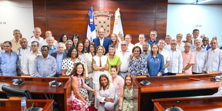 Ayuntamiento de Santiago distingue a médicos de la promoción UASD 1982 por 44 años de servicio