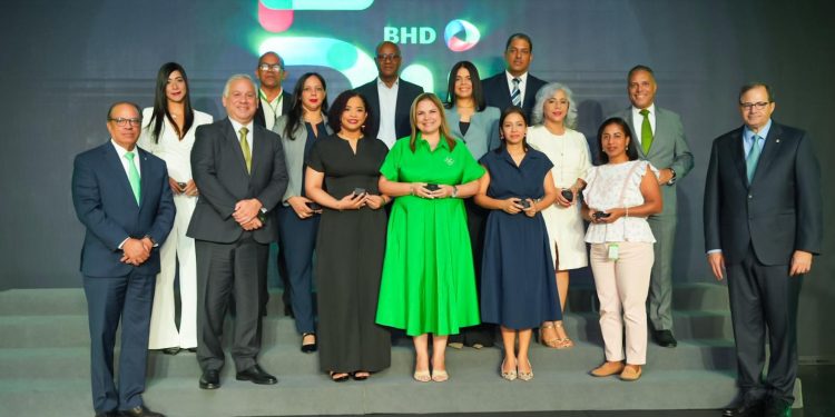 Banco BHD celebra 54 años reconociendo la trayectoria de 997 colaboradores
