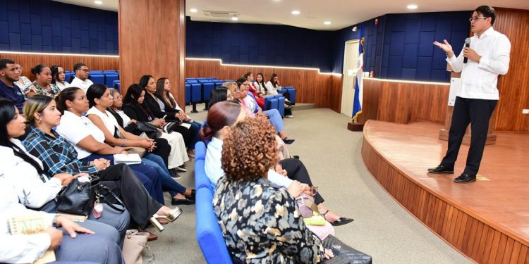 SRS Cibao Norte refuerza atención a usuarios de hospitales mediante capacitación sobre el 3-1-1