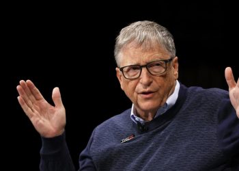 Bill Gates alerta sobre el impacto de la IA en millones de empleos y pide prepararse para una era de cambios