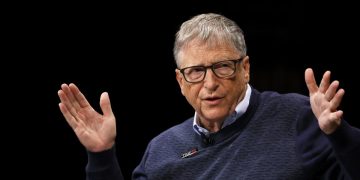 Bill Gates alerta sobre el impacto de la IA en millones de empleos y pide prepararse para una era de cambios