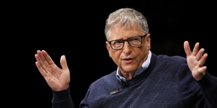 Bill Gates alerta sobre el impacto de la IA en millones de empleos y pide prepararse para una era de cambios