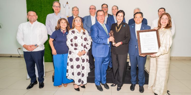 Centro León recibe el Premio Bonó Estratega Senior por su aporte al desarrollo cultural de Santiago