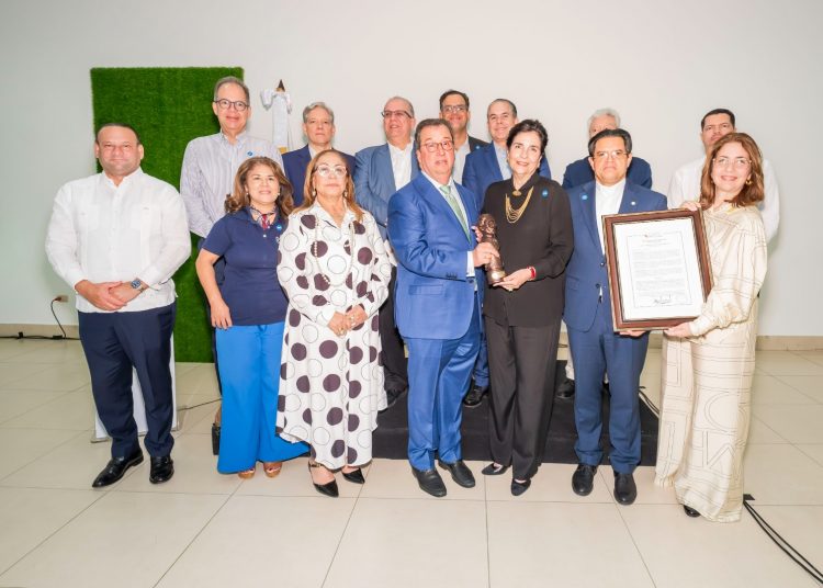 Centro León recibe el Premio Bonó Estratega Senior por su aporte al desarrollo cultural de Santiago