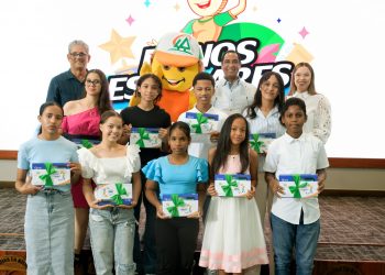 Cooperativa La Altagracia reconoce el talento estudiantil con la entrega de 2,000 bonos a la excelencia