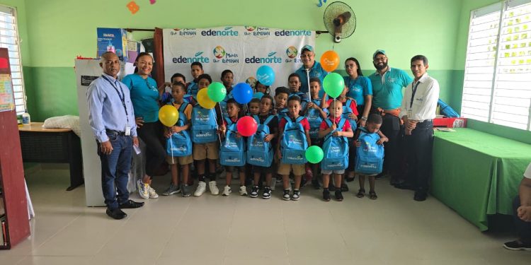 EDENORTE lleva mochilas y materiales escolares a cientos de estudiantes del Cibao