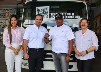 Bellón entrega camión Dayun a ganador de la promoción “Móntate con Dyllu”