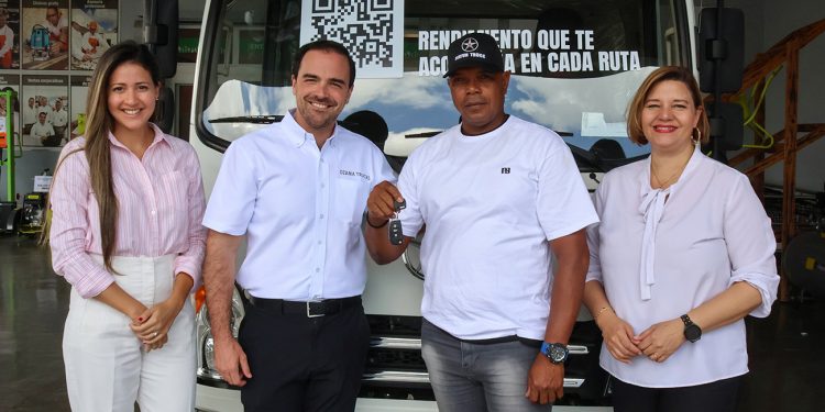 Bellón entrega camión Dayun a ganador de la promoción “Móntate con Dyllu”