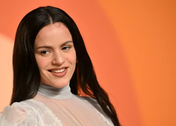 Rosalía sorprende al disfrutar una batalla de “farmear aura” en México